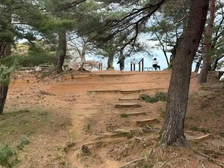 春日山神社の{uncategorized: "未分類", other: "その他", undefined: "問題あり", building: "その他建物", grave: "お墓", sacred_gate: "鳥居", guardian: "狛犬", statue: "像", buddha: "仏像", history: "歴史", nature: "自然", garden: "庭園", animal: "動物", pagoda: "塔", temizu: "手水舎", mountain_gate: "山門・神門", sanctuary: "本殿・本堂", subordinate: "末社・摂社", art: "芸術", scenery: "景色", jizo: "地蔵", ema: "絵馬", goshuin: "御朱印", omikuji: "おみくじ", items: "授与品その他", amulet: "お守り", goshuincho: "御朱印帳", eats: "食事", festival: "お祭り", votive_dance: "神楽", shichigosan: "七五三参", wedding: "結婚式", experience: "体験その他", initially: "初詣", around: "周辺", anti_infection: "感染症対策"}