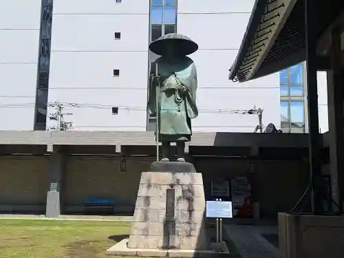 本願寺津村別院の{uncategorized: "未分類", other: "その他", undefined: "問題あり", building: "その他建物", grave: "お墓", sacred_gate: "鳥居", guardian: "狛犬", statue: "像", buddha: "仏像", history: "歴史", nature: "自然", garden: "庭園", animal: "動物", pagoda: "塔", temizu: "手水舎", mountain_gate: "山門・神門", sanctuary: "本殿・本堂", subordinate: "末社・摂社", art: "芸術", scenery: "景色", jizo: "地蔵", ema: "絵馬", goshuin: "御朱印", omikuji: "おみくじ", items: "授与品その他", amulet: "お守り", goshuincho: "御朱印帳", eats: "食事", festival: "お祭り", votive_dance: "神楽", shichigosan: "七五三参", wedding: "結婚式", experience: "体験その他", initially: "初詣", around: "周辺", anti_infection: "感染症対策"}