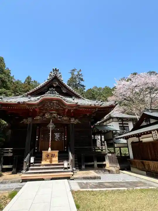 鶏足寺の{uncategorized: "未分類", other: "その他", undefined: "問題あり", building: "その他建物", grave: "お墓", sacred_gate: "鳥居", guardian: "狛犬", statue: "像", buddha: "仏像", history: "歴史", nature: "自然", garden: "庭園", animal: "動物", pagoda: "塔", temizu: "手水舎", mountain_gate: "山門・神門", sanctuary: "本殿・本堂", subordinate: "末社・摂社", art: "芸術", scenery: "景色", jizo: "地蔵", ema: "絵馬", goshuin: "御朱印", omikuji: "おみくじ", items: "授与品その他", amulet: "お守り", goshuincho: "御朱印帳", eats: "食事", festival: "お祭り", votive_dance: "神楽", shichigosan: "七五三参", wedding: "結婚式", experience: "体験その他", initially: "初詣", around: "周辺", anti_infection: "感染症対策"}