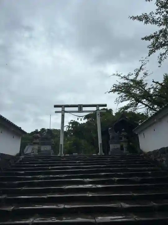 大村神社の{uncategorized: "未分類", other: "その他", undefined: "問題あり", building: "その他建物", grave: "お墓", sacred_gate: "鳥居", guardian: "狛犬", statue: "像", buddha: "仏像", history: "歴史", nature: "自然", garden: "庭園", animal: "動物", pagoda: "塔", temizu: "手水舎", mountain_gate: "山門・神門", sanctuary: "本殿・本堂", subordinate: "末社・摂社", art: "芸術", scenery: "景色", jizo: "地蔵", ema: "絵馬", goshuin: "御朱印", omikuji: "おみくじ", items: "授与品その他", amulet: "お守り", goshuincho: "御朱印帳", eats: "食事", festival: "お祭り", votive_dance: "神楽", shichigosan: "七五三参", wedding: "結婚式", experience: "体験その他", initially: "初詣", around: "周辺", anti_infection: "感染症対策"}