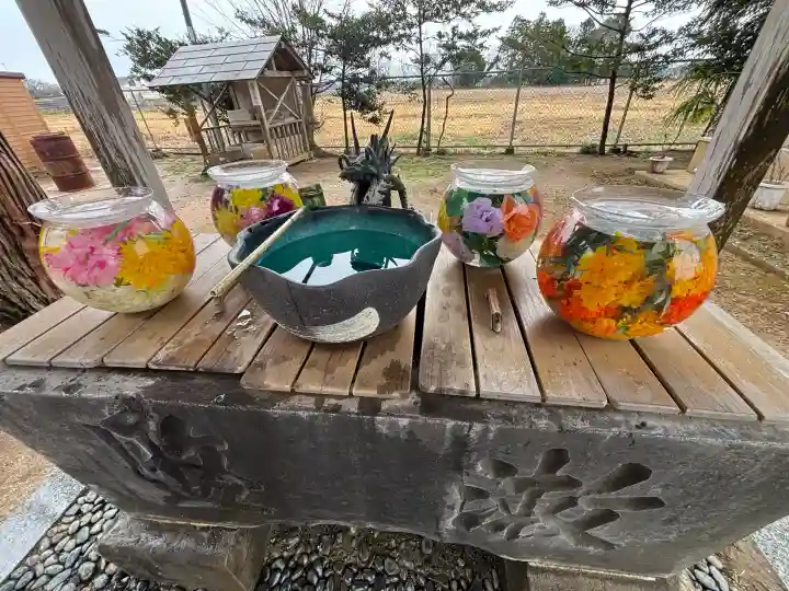 素鵞神社の{uncategorized: "未分類", other: "その他", undefined: "問題あり", building: "その他建物", grave: "お墓", sacred_gate: "鳥居", guardian: "狛犬", statue: "像", buddha: "仏像", history: "歴史", nature: "自然", garden: "庭園", animal: "動物", pagoda: "塔", temizu: "手水舎", mountain_gate: "山門・神門", sanctuary: "本殿・本堂", subordinate: "末社・摂社", art: "芸術", scenery: "景色", jizo: "地蔵", ema: "絵馬", goshuin: "御朱印", omikuji: "おみくじ", items: "授与品その他", amulet: "お守り", goshuincho: "御朱印帳", eats: "食事", festival: "お祭り", votive_dance: "神楽", shichigosan: "七五三参", wedding: "結婚式", experience: "体験その他", initially: "初詣", around: "周辺", anti_infection: "感染症対策"}