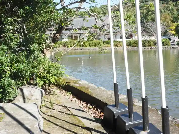 旗上弁財天社の庭園