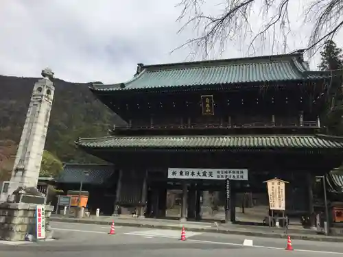 久遠寺の山門