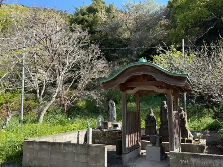 誓願寺の{uncategorized: "未分類", other: "その他", undefined: "問題あり", building: "その他建物", grave: "お墓", sacred_gate: "鳥居", guardian: "狛犬", statue: "像", buddha: "仏像", history: "歴史", nature: "自然", garden: "庭園", animal: "動物", pagoda: "塔", temizu: "手水舎", mountain_gate: "山門・神門", sanctuary: "本殿・本堂", subordinate: "末社・摂社", art: "芸術", scenery: "景色", jizo: "地蔵", ema: "絵馬", goshuin: "御朱印", omikuji: "おみくじ", items: "授与品その他", amulet: "お守り", goshuincho: "御朱印帳", eats: "食事", festival: "お祭り", votive_dance: "神楽", shichigosan: "七五三参", wedding: "結婚式", experience: "体験その他", initially: "初詣", around: "周辺", anti_infection: "感染症対策"}