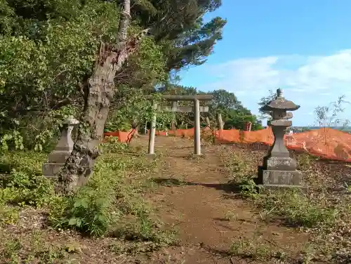 鹿島神社の{uncategorized: "未分類", other: "その他", undefined: "問題あり", building: "その他建物", grave: "お墓", sacred_gate: "鳥居", guardian: "狛犬", statue: "像", buddha: "仏像", history: "歴史", nature: "自然", garden: "庭園", animal: "動物", pagoda: "塔", temizu: "手水舎", mountain_gate: "山門・神門", sanctuary: "本殿・本堂", subordinate: "末社・摂社", art: "芸術", scenery: "景色", jizo: "地蔵", ema: "絵馬", goshuin: "御朱印", omikuji: "おみくじ", items: "授与品その他", amulet: "お守り", goshuincho: "御朱印帳", eats: "食事", festival: "お祭り", votive_dance: "神楽", shichigosan: "七五三参", wedding: "結婚式", experience: "体験その他", initially: "初詣", around: "周辺", anti_infection: "感染症対策"}