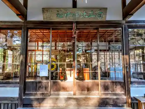 倭白山比咩神社（南出）の本殿・本堂