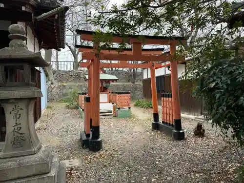 赤留比売命神社（杭全神社飛地境内社）の{uncategorized: "未分類", other: "その他", undefined: "問題あり", building: "その他建物", grave: "お墓", sacred_gate: "鳥居", guardian: "狛犬", statue: "像", buddha: "仏像", history: "歴史", nature: "自然", garden: "庭園", animal: "動物", pagoda: "塔", temizu: "手水舎", mountain_gate: "山門・神門", sanctuary: "本殿・本堂", subordinate: "末社・摂社", art: "芸術", scenery: "景色", jizo: "地蔵", ema: "絵馬", goshuin: "御朱印", omikuji: "おみくじ", items: "授与品その他", amulet: "お守り", goshuincho: "御朱印帳", eats: "食事", festival: "お祭り", votive_dance: "神楽", shichigosan: "七五三参", wedding: "結婚式", experience: "体験その他", initially: "初詣", around: "周辺", anti_infection: "感染症対策"}