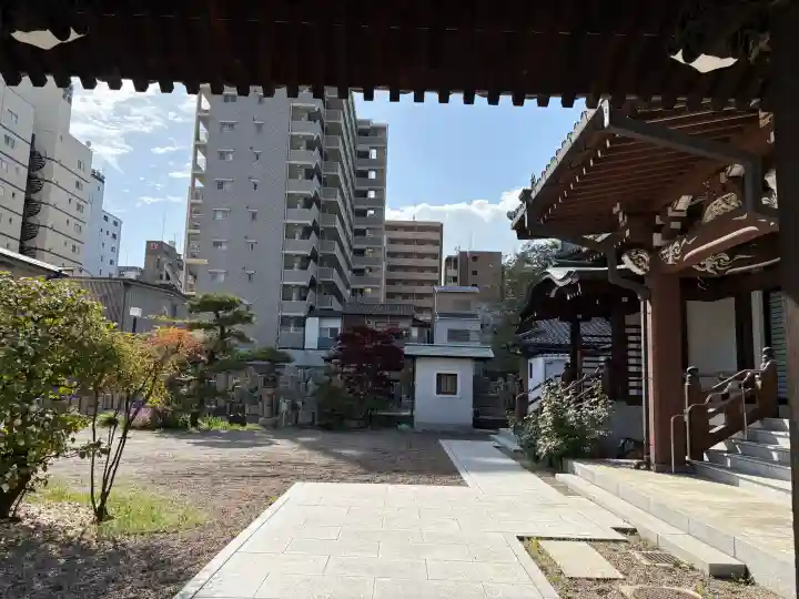 専念寺の{uncategorized: "未分類", other: "その他", undefined: "問題あり", building: "その他建物", grave: "お墓", sacred_gate: "鳥居", guardian: "狛犬", statue: "像", buddha: "仏像", history: "歴史", nature: "自然", garden: "庭園", animal: "動物", pagoda: "塔", temizu: "手水舎", mountain_gate: "山門・神門", sanctuary: "本殿・本堂", subordinate: "末社・摂社", art: "芸術", scenery: "景色", jizo: "地蔵", ema: "絵馬", goshuin: "御朱印", omikuji: "おみくじ", items: "授与品その他", amulet: "お守り", goshuincho: "御朱印帳", eats: "食事", festival: "お祭り", votive_dance: "神楽", shichigosan: "七五三参", wedding: "結婚式", experience: "体験その他", initially: "初詣", around: "周辺", anti_infection: "感染症対策"}