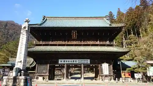 久遠寺の山門