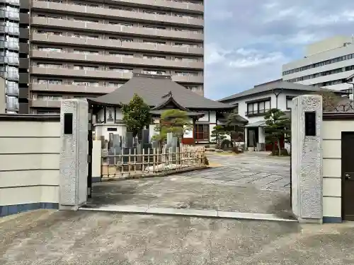 龍光寺の{uncategorized: "未分類", other: "その他", undefined: "問題あり", building: "その他建物", grave: "お墓", sacred_gate: "鳥居", guardian: "狛犬", statue: "像", buddha: "仏像", history: "歴史", nature: "自然", garden: "庭園", animal: "動物", pagoda: "塔", temizu: "手水舎", mountain_gate: "山門・神門", sanctuary: "本殿・本堂", subordinate: "末社・摂社", art: "芸術", scenery: "景色", jizo: "地蔵", ema: "絵馬", goshuin: "御朱印", omikuji: "おみくじ", items: "授与品その他", amulet: "お守り", goshuincho: "御朱印帳", eats: "食事", festival: "お祭り", votive_dance: "神楽", shichigosan: "七五三参", wedding: "結婚式", experience: "体験その他", initially: "初詣", around: "周辺", anti_infection: "感染症対策"}