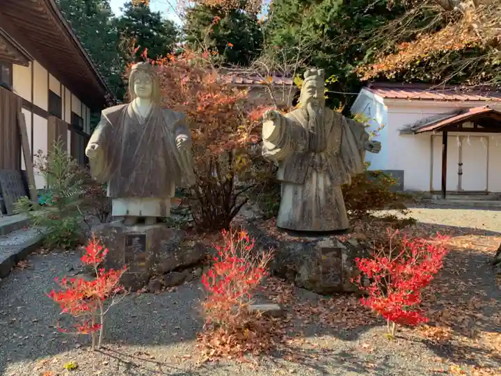 冨士御室浅間神社の像