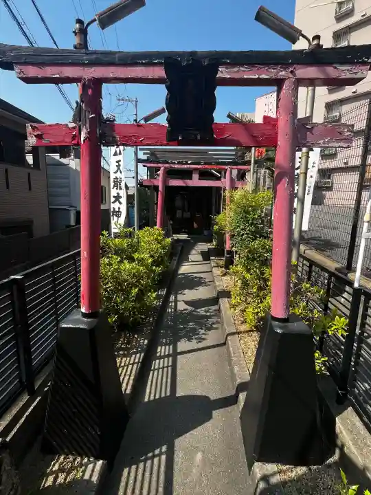 天龍神社の{uncategorized: "未分類", other: "その他", undefined: "問題あり", building: "その他建物", grave: "お墓", sacred_gate: "鳥居", guardian: "狛犬", statue: "像", buddha: "仏像", history: "歴史", nature: "自然", garden: "庭園", animal: "動物", pagoda: "塔", temizu: "手水舎", mountain_gate: "山門・神門", sanctuary: "本殿・本堂", subordinate: "末社・摂社", art: "芸術", scenery: "景色", jizo: "地蔵", ema: "絵馬", goshuin: "御朱印", omikuji: "おみくじ", items: "授与品その他", amulet: "お守り", goshuincho: "御朱印帳", eats: "食事", festival: "お祭り", votive_dance: "神楽", shichigosan: "七五三参", wedding: "結婚式", experience: "体験その他", initially: "初詣", around: "周辺", anti_infection: "感染症対策"}