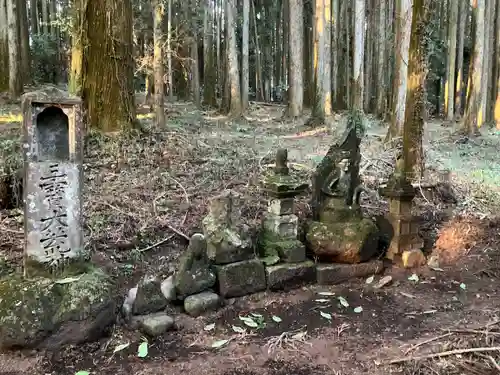 高龗神社(荊沢)の末社・摂社