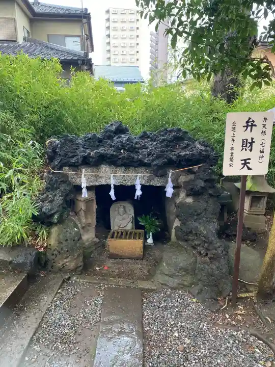 鳩ヶ谷氷川神社の{uncategorized: "未分類", other: "その他", undefined: "問題あり", building: "その他建物", grave: "お墓", sacred_gate: "鳥居", guardian: "狛犬", statue: "像", buddha: "仏像", history: "歴史", nature: "自然", garden: "庭園", animal: "動物", pagoda: "塔", temizu: "手水舎", mountain_gate: "山門・神門", sanctuary: "本殿・本堂", subordinate: "末社・摂社", art: "芸術", scenery: "景色", jizo: "地蔵", ema: "絵馬", goshuin: "御朱印", omikuji: "おみくじ", items: "授与品その他", amulet: "お守り", goshuincho: "御朱印帳", eats: "食事", festival: "お祭り", votive_dance: "神楽", shichigosan: "七五三参", wedding: "結婚式", experience: "体験その他", initially: "初詣", around: "周辺", anti_infection: "感染症対策"}