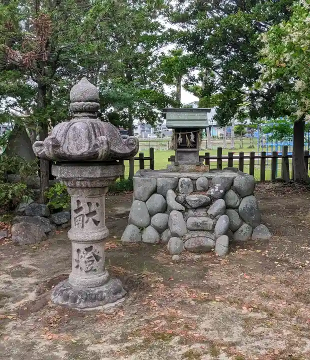 神明社(金柳町)の{uncategorized: "未分類", other: "その他", undefined: "問題あり", building: "その他建物", grave: "お墓", sacred_gate: "鳥居", guardian: "狛犬", statue: "像", buddha: "仏像", history: "歴史", nature: "自然", garden: "庭園", animal: "動物", pagoda: "塔", temizu: "手水舎", mountain_gate: "山門・神門", sanctuary: "本殿・本堂", subordinate: "末社・摂社", art: "芸術", scenery: "景色", jizo: "地蔵", ema: "絵馬", goshuin: "御朱印", omikuji: "おみくじ", items: "授与品その他", amulet: "お守り", goshuincho: "御朱印帳", eats: "食事", festival: "お祭り", votive_dance: "神楽", shichigosan: "七五三参", wedding: "結婚式", experience: "体験その他", initially: "初詣", around: "周辺", anti_infection: "感染症対策"}