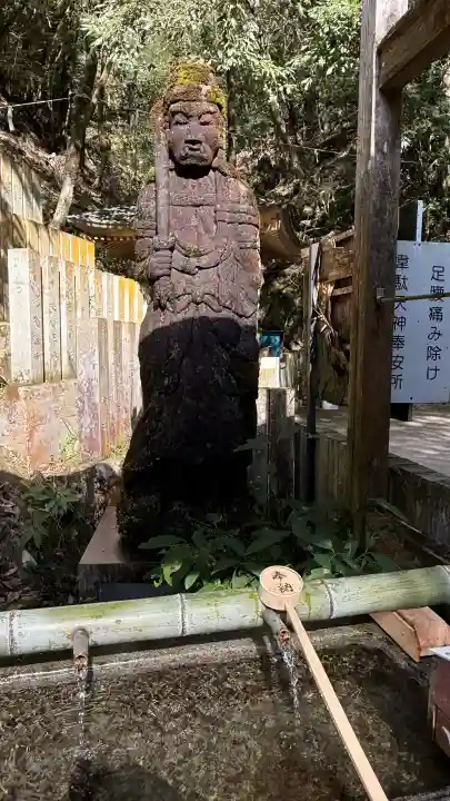 大本山七宝瀧寺の{uncategorized: "未分類", other: "その他", undefined: "問題あり", building: "その他建物", grave: "お墓", sacred_gate: "鳥居", guardian: "狛犬", statue: "像", buddha: "仏像", history: "歴史", nature: "自然", garden: "庭園", animal: "動物", pagoda: "塔", temizu: "手水舎", mountain_gate: "山門・神門", sanctuary: "本殿・本堂", subordinate: "末社・摂社", art: "芸術", scenery: "景色", jizo: "地蔵", ema: "絵馬", goshuin: "御朱印", omikuji: "おみくじ", items: "授与品その他", amulet: "お守り", goshuincho: "御朱印帳", eats: "食事", festival: "お祭り", votive_dance: "神楽", shichigosan: "七五三参", wedding: "結婚式", experience: "体験その他", initially: "初詣", around: "周辺", anti_infection: "感染症対策"}