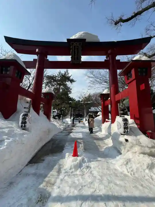 彌彦神社 (伊夜日子神社)の{uncategorized: "未分類", other: "その他", undefined: "問題あり", building: "その他建物", grave: "お墓", sacred_gate: "鳥居", guardian: "狛犬", statue: "像", buddha: "仏像", history: "歴史", nature: "自然", garden: "庭園", animal: "動物", pagoda: "塔", temizu: "手水舎", mountain_gate: "山門・神門", sanctuary: "本殿・本堂", subordinate: "末社・摂社", art: "芸術", scenery: "景色", jizo: "地蔵", ema: "絵馬", goshuin: "御朱印", omikuji: "おみくじ", items: "授与品その他", amulet: "お守り", goshuincho: "御朱印帳", eats: "食事", festival: "お祭り", votive_dance: "神楽", shichigosan: "七五三参", wedding: "結婚式", experience: "体験その他", initially: "初詣", around: "周辺", anti_infection: "感染症対策"}