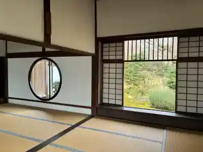 源光庵の{uncategorized: "未分類", other: "その他", undefined: "問題あり", building: "その他建物", grave: "お墓", sacred_gate: "鳥居", guardian: "狛犬", statue: "像", buddha: "仏像", history: "歴史", nature: "自然", garden: "庭園", animal: "動物", pagoda: "塔", temizu: "手水舎", mountain_gate: "山門・神門", sanctuary: "本殿・本堂", subordinate: "末社・摂社", art: "芸術", scenery: "景色", jizo: "地蔵", ema: "絵馬", goshuin: "御朱印", omikuji: "おみくじ", items: "授与品その他", amulet: "お守り", goshuincho: "御朱印帳", eats: "食事", festival: "お祭り", votive_dance: "神楽", shichigosan: "七五三参", wedding: "結婚式", experience: "体験その他", initially: "初詣", around: "周辺", anti_infection: "感染症対策"}