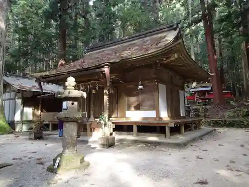 室生龍穴神社の本殿