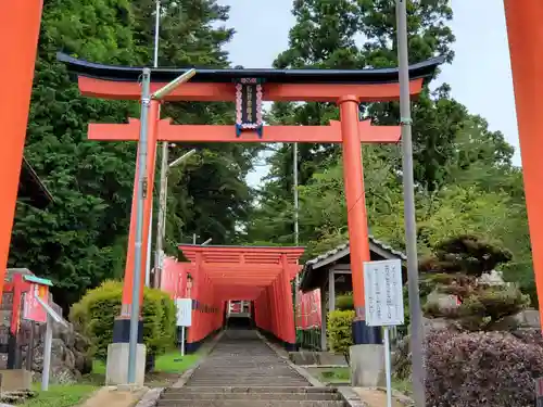 王地山まけきらい稲荷の鳥居