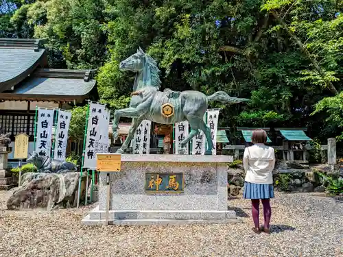 白山神社の像