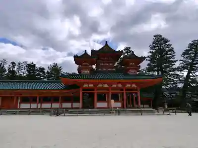 平安神宮の{uncategorized: "未分類", other: "その他", undefined: "問題あり", building: "その他建物", grave: "お墓", sacred_gate: "鳥居", guardian: "狛犬", statue: "像", buddha: "仏像", history: "歴史", nature: "自然", garden: "庭園", animal: "動物", pagoda: "塔", temizu: "手水舎", mountain_gate: "山門・神門", sanctuary: "本殿・本堂", subordinate: "末社・摂社", art: "芸術", scenery: "景色", jizo: "地蔵", ema: "絵馬", goshuin: "御朱印", omikuji: "おみくじ", items: "授与品その他", amulet: "お守り", goshuincho: "御朱印帳", eats: "食事", festival: "お祭り", votive_dance: "神楽", shichigosan: "七五三参", wedding: "結婚式", experience: "体験その他", initially: "初詣", around: "周辺", anti_infection: "感染症対策"}