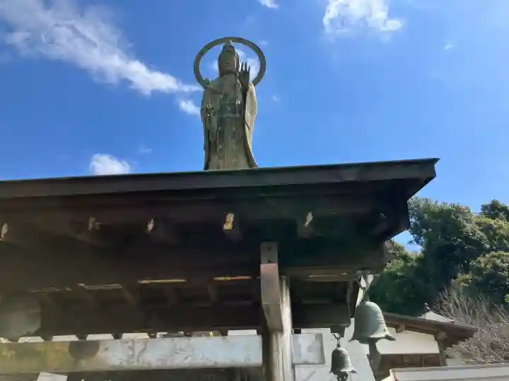 盛徳寺の{uncategorized: "未分類", other: "その他", undefined: "問題あり", building: "その他建物", grave: "お墓", sacred_gate: "鳥居", guardian: "狛犬", statue: "像", buddha: "仏像", history: "歴史", nature: "自然", garden: "庭園", animal: "動物", pagoda: "塔", temizu: "手水舎", mountain_gate: "山門・神門", sanctuary: "本殿・本堂", subordinate: "末社・摂社", art: "芸術", scenery: "景色", jizo: "地蔵", ema: "絵馬", goshuin: "御朱印", omikuji: "おみくじ", items: "授与品その他", amulet: "お守り", goshuincho: "御朱印帳", eats: "食事", festival: "お祭り", votive_dance: "神楽", shichigosan: "七五三参", wedding: "結婚式", experience: "体験その他", initially: "初詣", around: "周辺", anti_infection: "感染症対策"}