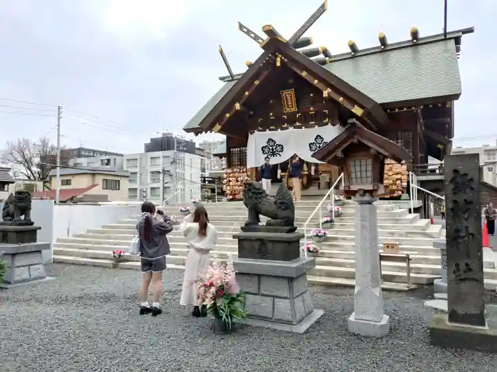 札幌諏訪神社の{uncategorized: "未分類", other: "その他", undefined: "問題あり", building: "その他建物", grave: "お墓", sacred_gate: "鳥居", guardian: "狛犬", statue: "像", buddha: "仏像", history: "歴史", nature: "自然", garden: "庭園", animal: "動物", pagoda: "塔", temizu: "手水舎", mountain_gate: "山門・神門", sanctuary: "本殿・本堂", subordinate: "末社・摂社", art: "芸術", scenery: "景色", jizo: "地蔵", ema: "絵馬", goshuin: "御朱印", omikuji: "おみくじ", items: "授与品その他", amulet: "お守り", goshuincho: "御朱印帳", eats: "食事", festival: "お祭り", votive_dance: "神楽", shichigosan: "七五三参", wedding: "結婚式", experience: "体験その他", initially: "初詣", around: "周辺", anti_infection: "感染症対策"}