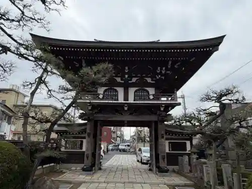 萬満寺の{uncategorized: "未分類", other: "その他", undefined: "問題あり", building: "その他建物", grave: "お墓", sacred_gate: "鳥居", guardian: "狛犬", statue: "像", buddha: "仏像", history: "歴史", nature: "自然", garden: "庭園", animal: "動物", pagoda: "塔", temizu: "手水舎", mountain_gate: "山門・神門", sanctuary: "本殿・本堂", subordinate: "末社・摂社", art: "芸術", scenery: "景色", jizo: "地蔵", ema: "絵馬", goshuin: "御朱印", omikuji: "おみくじ", items: "授与品その他", amulet: "お守り", goshuincho: "御朱印帳", eats: "食事", festival: "お祭り", votive_dance: "神楽", shichigosan: "七五三参", wedding: "結婚式", experience: "体験その他", initially: "初詣", around: "周辺", anti_infection: "感染症対策"}