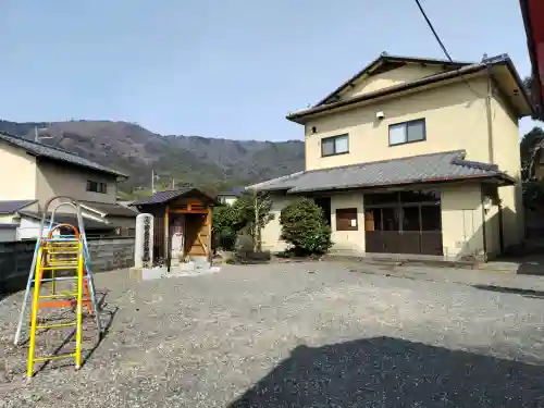 樫本神社（大原野神社境外摂社）の{uncategorized: "未分類", other: "その他", undefined: "問題あり", building: "その他建物", grave: "お墓", sacred_gate: "鳥居", guardian: "狛犬", statue: "像", buddha: "仏像", history: "歴史", nature: "自然", garden: "庭園", animal: "動物", pagoda: "塔", temizu: "手水舎", mountain_gate: "山門・神門", sanctuary: "本殿・本堂", subordinate: "末社・摂社", art: "芸術", scenery: "景色", jizo: "地蔵", ema: "絵馬", goshuin: "御朱印", omikuji: "おみくじ", items: "授与品その他", amulet: "お守り", goshuincho: "御朱印帳", eats: "食事", festival: "お祭り", votive_dance: "神楽", shichigosan: "七五三参", wedding: "結婚式", experience: "体験その他", initially: "初詣", around: "周辺", anti_infection: "感染症対策"}
