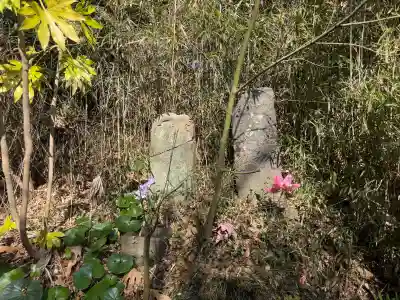 石廟（鎌倉市指定文化財石廟二基、名越切通古道沿い）の{uncategorized: "未分類", other: "その他", undefined: "問題あり", building: "その他建物", grave: "お墓", sacred_gate: "鳥居", guardian: "狛犬", statue: "像", buddha: "仏像", history: "歴史", nature: "自然", garden: "庭園", animal: "動物", pagoda: "塔", temizu: "手水舎", mountain_gate: "山門・神門", sanctuary: "本殿・本堂", subordinate: "末社・摂社", art: "芸術", scenery: "景色", jizo: "地蔵", ema: "絵馬", goshuin: "御朱印", omikuji: "おみくじ", items: "授与品その他", amulet: "お守り", goshuincho: "御朱印帳", eats: "食事", festival: "お祭り", votive_dance: "神楽", shichigosan: "七五三参", wedding: "結婚式", experience: "体験その他", initially: "初詣", around: "周辺", anti_infection: "感染症対策"}