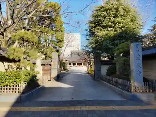 霊巌寺の山門