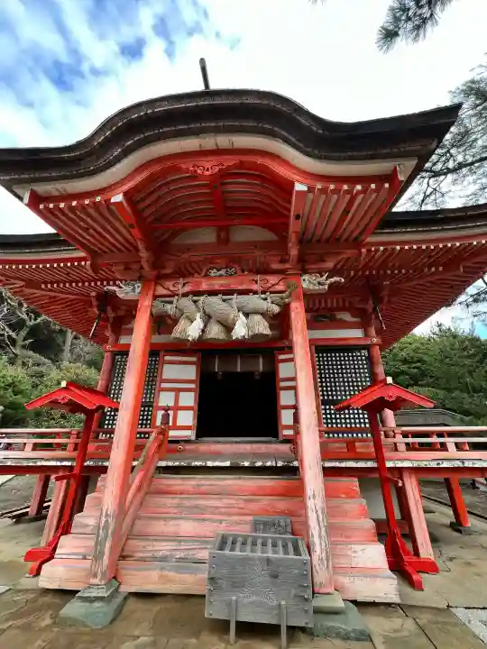 日御碕神社の{uncategorized: "未分類", other: "その他", undefined: "問題あり", building: "その他建物", grave: "お墓", sacred_gate: "鳥居", guardian: "狛犬", statue: "像", buddha: "仏像", history: "歴史", nature: "自然", garden: "庭園", animal: "動物", pagoda: "塔", temizu: "手水舎", mountain_gate: "山門・神門", sanctuary: "本殿・本堂", subordinate: "末社・摂社", art: "芸術", scenery: "景色", jizo: "地蔵", ema: "絵馬", goshuin: "御朱印", omikuji: "おみくじ", items: "授与品その他", amulet: "お守り", goshuincho: "御朱印帳", eats: "食事", festival: "お祭り", votive_dance: "神楽", shichigosan: "七五三参", wedding: "結婚式", experience: "体験その他", initially: "初詣", around: "周辺", anti_infection: "感染症対策"}