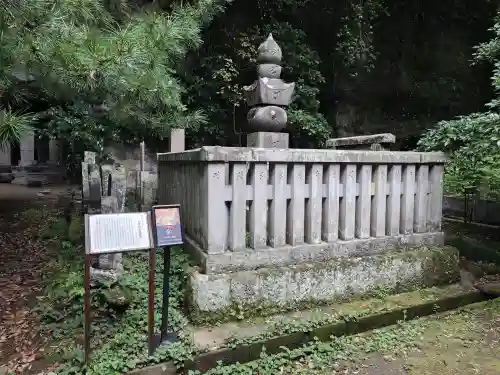 浄光明寺の{uncategorized: "未分類", other: "その他", undefined: "問題あり", building: "その他建物", grave: "お墓", sacred_gate: "鳥居", guardian: "狛犬", statue: "像", buddha: "仏像", history: "歴史", nature: "自然", garden: "庭園", animal: "動物", pagoda: "塔", temizu: "手水舎", mountain_gate: "山門・神門", sanctuary: "本殿・本堂", subordinate: "末社・摂社", art: "芸術", scenery: "景色", jizo: "地蔵", ema: "絵馬", goshuin: "御朱印", omikuji: "おみくじ", items: "授与品その他", amulet: "お守り", goshuincho: "御朱印帳", eats: "食事", festival: "お祭り", votive_dance: "神楽", shichigosan: "七五三参", wedding: "結婚式", experience: "体験その他", initially: "初詣", around: "周辺", anti_infection: "感染症対策"}