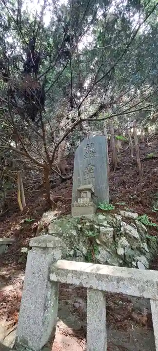 天照御祖神社の{uncategorized: "未分類", other: "その他", undefined: "問題あり", building: "その他建物", grave: "お墓", sacred_gate: "鳥居", guardian: "狛犬", statue: "像", buddha: "仏像", history: "歴史", nature: "自然", garden: "庭園", animal: "動物", pagoda: "塔", temizu: "手水舎", mountain_gate: "山門・神門", sanctuary: "本殿・本堂", subordinate: "末社・摂社", art: "芸術", scenery: "景色", jizo: "地蔵", ema: "絵馬", goshuin: "御朱印", omikuji: "おみくじ", items: "授与品その他", amulet: "お守り", goshuincho: "御朱印帳", eats: "食事", festival: "お祭り", votive_dance: "神楽", shichigosan: "七五三参", wedding: "結婚式", experience: "体験その他", initially: "初詣", around: "周辺", anti_infection: "感染症対策"}