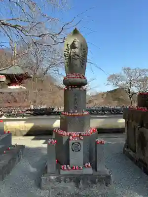 勝尾寺の{uncategorized: "未分類", other: "その他", undefined: "問題あり", building: "その他建物", grave: "お墓", sacred_gate: "鳥居", guardian: "狛犬", statue: "像", buddha: "仏像", history: "歴史", nature: "自然", garden: "庭園", animal: "動物", pagoda: "塔", temizu: "手水舎", mountain_gate: "山門・神門", sanctuary: "本殿・本堂", subordinate: "末社・摂社", art: "芸術", scenery: "景色", jizo: "地蔵", ema: "絵馬", goshuin: "御朱印", omikuji: "おみくじ", items: "授与品その他", amulet: "お守り", goshuincho: "御朱印帳", eats: "食事", festival: "お祭り", votive_dance: "神楽", shichigosan: "七五三参", wedding: "結婚式", experience: "体験その他", initially: "初詣", around: "周辺", anti_infection: "感染症対策"}