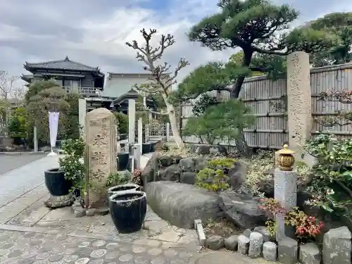 日蓮宗龍口山本龍寺の{uncategorized: "未分類", other: "その他", undefined: "問題あり", building: "その他建物", grave: "お墓", sacred_gate: "鳥居", guardian: "狛犬", statue: "像", buddha: "仏像", history: "歴史", nature: "自然", garden: "庭園", animal: "動物", pagoda: "塔", temizu: "手水舎", mountain_gate: "山門・神門", sanctuary: "本殿・本堂", subordinate: "末社・摂社", art: "芸術", scenery: "景色", jizo: "地蔵", ema: "絵馬", goshuin: "御朱印", omikuji: "おみくじ", items: "授与品その他", amulet: "お守り", goshuincho: "御朱印帳", eats: "食事", festival: "お祭り", votive_dance: "神楽", shichigosan: "七五三参", wedding: "結婚式", experience: "体験その他", initially: "初詣", around: "周辺", anti_infection: "感染症対策"}
