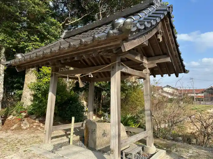 六所神社の{uncategorized: "未分類", other: "その他", undefined: "問題あり", building: "その他建物", grave: "お墓", sacred_gate: "鳥居", guardian: "狛犬", statue: "像", buddha: "仏像", history: "歴史", nature: "自然", garden: "庭園", animal: "動物", pagoda: "塔", temizu: "手水舎", mountain_gate: "山門・神門", sanctuary: "本殿・本堂", subordinate: "末社・摂社", art: "芸術", scenery: "景色", jizo: "地蔵", ema: "絵馬", goshuin: "御朱印", omikuji: "おみくじ", items: "授与品その他", amulet: "お守り", goshuincho: "御朱印帳", eats: "食事", festival: "お祭り", votive_dance: "神楽", shichigosan: "七五三参", wedding: "結婚式", experience: "体験その他", initially: "初詣", around: "周辺", anti_infection: "感染症対策"}