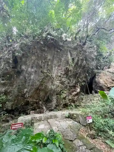 斎場御嶽の{uncategorized: "未分類", other: "その他", undefined: "問題あり", building: "その他建物", grave: "お墓", sacred_gate: "鳥居", guardian: "狛犬", statue: "像", buddha: "仏像", history: "歴史", nature: "自然", garden: "庭園", animal: "動物", pagoda: "塔", temizu: "手水舎", mountain_gate: "山門・神門", sanctuary: "本殿・本堂", subordinate: "末社・摂社", art: "芸術", scenery: "景色", jizo: "地蔵", ema: "絵馬", goshuin: "御朱印", omikuji: "おみくじ", items: "授与品その他", amulet: "お守り", goshuincho: "御朱印帳", eats: "食事", festival: "お祭り", votive_dance: "神楽", shichigosan: "七五三参", wedding: "結婚式", experience: "体験その他", initially: "初詣", around: "周辺", anti_infection: "感染症対策"}