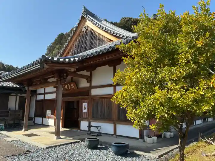 橘寺の{uncategorized: "未分類", other: "その他", undefined: "問題あり", building: "その他建物", grave: "お墓", sacred_gate: "鳥居", guardian: "狛犬", statue: "像", buddha: "仏像", history: "歴史", nature: "自然", garden: "庭園", animal: "動物", pagoda: "塔", temizu: "手水舎", mountain_gate: "山門・神門", sanctuary: "本殿・本堂", subordinate: "末社・摂社", art: "芸術", scenery: "景色", jizo: "地蔵", ema: "絵馬", goshuin: "御朱印", omikuji: "おみくじ", items: "授与品その他", amulet: "お守り", goshuincho: "御朱印帳", eats: "食事", festival: "お祭り", votive_dance: "神楽", shichigosan: "七五三参", wedding: "結婚式", experience: "体験その他", initially: "初詣", around: "周辺", anti_infection: "感染症対策"}