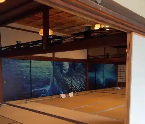 興聖寺の{uncategorized: "未分類", other: "その他", undefined: "問題あり", building: "その他建物", grave: "お墓", sacred_gate: "鳥居", guardian: "狛犬", statue: "像", buddha: "仏像", history: "歴史", nature: "自然", garden: "庭園", animal: "動物", pagoda: "塔", temizu: "手水舎", mountain_gate: "山門・神門", sanctuary: "本殿・本堂", subordinate: "末社・摂社", art: "芸術", scenery: "景色", jizo: "地蔵", ema: "絵馬", goshuin: "御朱印", omikuji: "おみくじ", items: "授与品その他", amulet: "お守り", goshuincho: "御朱印帳", eats: "食事", festival: "お祭り", votive_dance: "神楽", shichigosan: "七五三参", wedding: "結婚式", experience: "体験その他", initially: "初詣", around: "周辺", anti_infection: "感染症対策"}