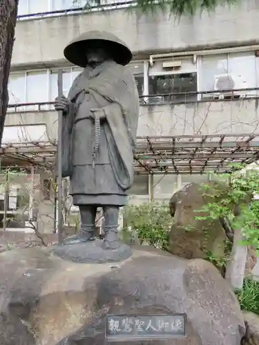 東本願寺の像