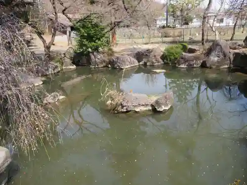 山梨岡神社の庭園