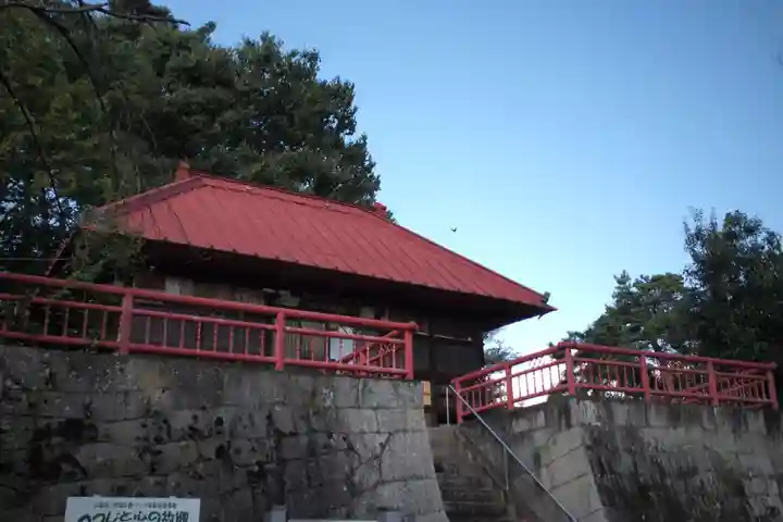 山梨岡神社の本殿・本堂