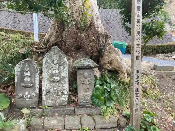 八雲神社(鎌倉・西御門)の{uncategorized: "未分類", other: "その他", undefined: "問題あり", building: "その他建物", grave: "お墓", sacred_gate: "鳥居", guardian: "狛犬", statue: "像", buddha: "仏像", history: "歴史", nature: "自然", garden: "庭園", animal: "動物", pagoda: "塔", temizu: "手水舎", mountain_gate: "山門・神門", sanctuary: "本殿・本堂", subordinate: "末社・摂社", art: "芸術", scenery: "景色", jizo: "地蔵", ema: "絵馬", goshuin: "御朱印", omikuji: "おみくじ", items: "授与品その他", amulet: "お守り", goshuincho: "御朱印帳", eats: "食事", festival: "お祭り", votive_dance: "神楽", shichigosan: "七五三参", wedding: "結婚式", experience: "体験その他", initially: "初詣", around: "周辺", anti_infection: "感染症対策"}