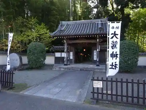 天台宗　長窪山　正覚寺の山門