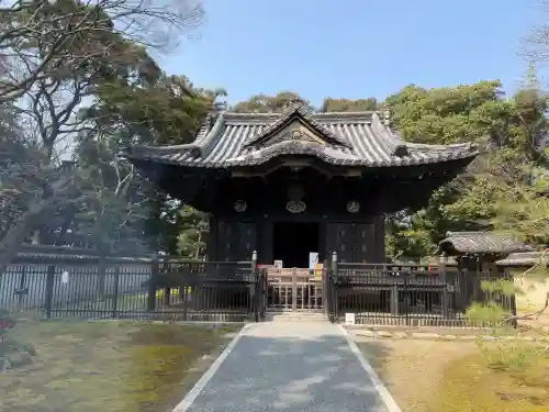 金地院の{uncategorized: "未分類", other: "その他", undefined: "問題あり", building: "その他建物", grave: "お墓", sacred_gate: "鳥居", guardian: "狛犬", statue: "像", buddha: "仏像", history: "歴史", nature: "自然", garden: "庭園", animal: "動物", pagoda: "塔", temizu: "手水舎", mountain_gate: "山門・神門", sanctuary: "本殿・本堂", subordinate: "末社・摂社", art: "芸術", scenery: "景色", jizo: "地蔵", ema: "絵馬", goshuin: "御朱印", omikuji: "おみくじ", items: "授与品その他", amulet: "お守り", goshuincho: "御朱印帳", eats: "食事", festival: "お祭り", votive_dance: "神楽", shichigosan: "七五三参", wedding: "結婚式", experience: "体験その他", initially: "初詣", around: "周辺", anti_infection: "感染症対策"}