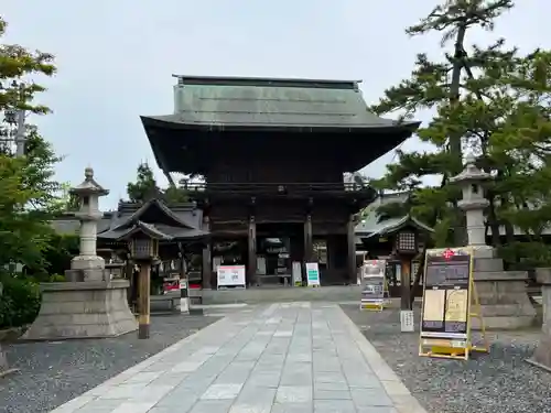 白山神社の山門