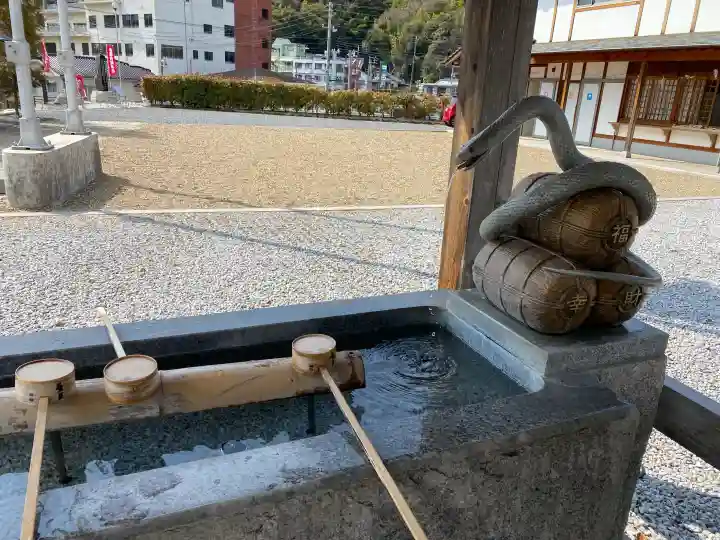 岩国白蛇神社の{uncategorized: "未分類", other: "その他", undefined: "問題あり", building: "その他建物", grave: "お墓", sacred_gate: "鳥居", guardian: "狛犬", statue: "像", buddha: "仏像", history: "歴史", nature: "自然", garden: "庭園", animal: "動物", pagoda: "塔", temizu: "手水舎", mountain_gate: "山門・神門", sanctuary: "本殿・本堂", subordinate: "末社・摂社", art: "芸術", scenery: "景色", jizo: "地蔵", ema: "絵馬", goshuin: "御朱印", omikuji: "おみくじ", items: "授与品その他", amulet: "お守り", goshuincho: "御朱印帳", eats: "食事", festival: "お祭り", votive_dance: "神楽", shichigosan: "七五三参", wedding: "結婚式", experience: "体験その他", initially: "初詣", around: "周辺", anti_infection: "感染症対策"}