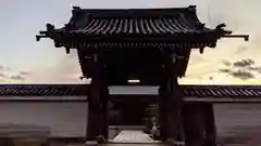 西光寺の山門